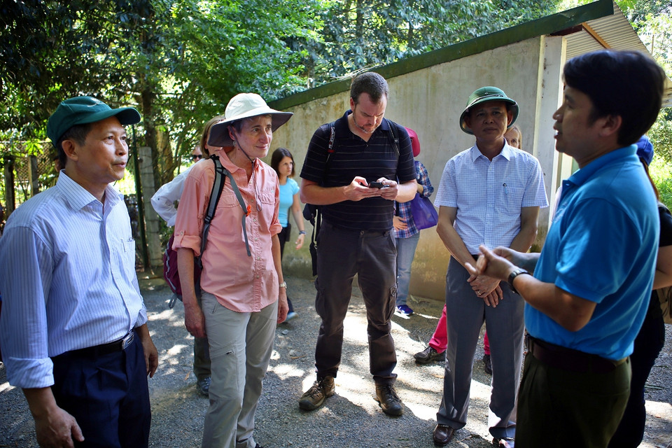 Bà Sally Jewell thăm Trung tâm bảo tồn rùa. (Ảnh: Tùng Lâm/Vietnam+)