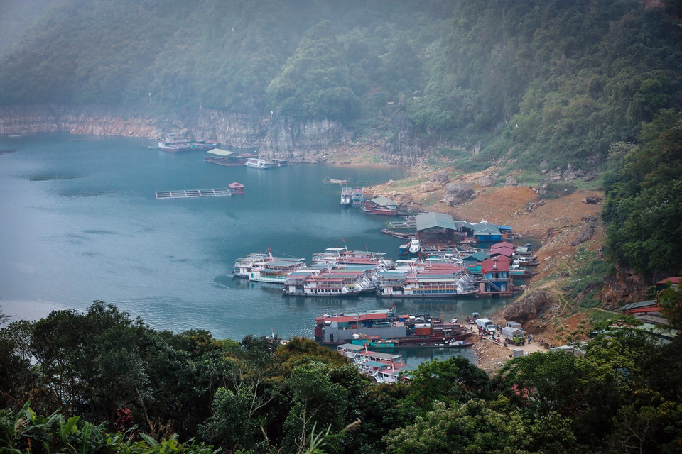 Bến thuyền phục vụ du khác du ngoạn lòng hồ Hòa Bình cách trung tâm thành phố khoảng 2-3km. (Ảnh: Trọng Đạt/TTXVN)