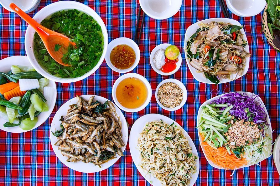  Du lịch cộng đồng du khách còn được thưởng thức các món ăn do chính những đầu bếp là người bản địa chế biến. (Ảnh: Trọng Đạt/TTXVN)