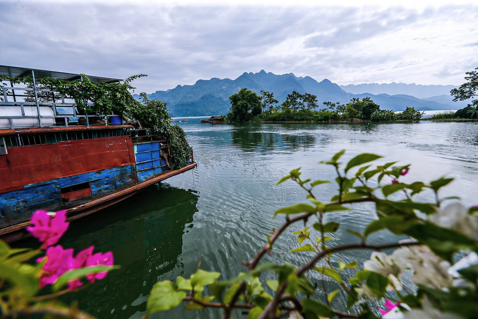 Cảnh quan trên lòng hồ Sông Đà. (Ảnh: Trọng Đạt/TTXVN)