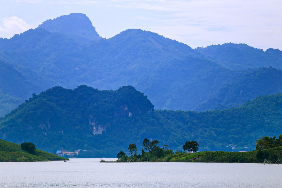 Cảnh quan hùng vĩ với núi non trùng điệp trên hồ Hòa Bình. (Ảnh: Trọng Đạt/TTXVN)