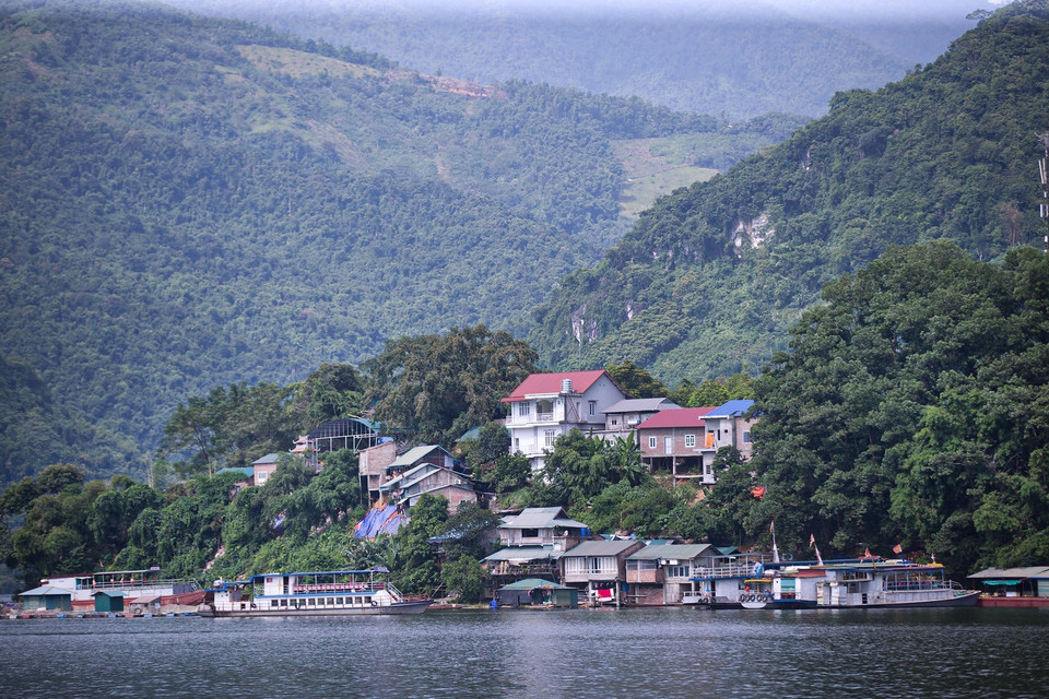 Trên hành trình thưởng ngoạn trên sông Đà,du khác sẽ bắt gặp những xóm, làng nhỏ nằm ngay sát bên bờ sông với những kiến trúc đẹp và hiện đại. (Ảnh: Trọng Đạt/TTXVN)