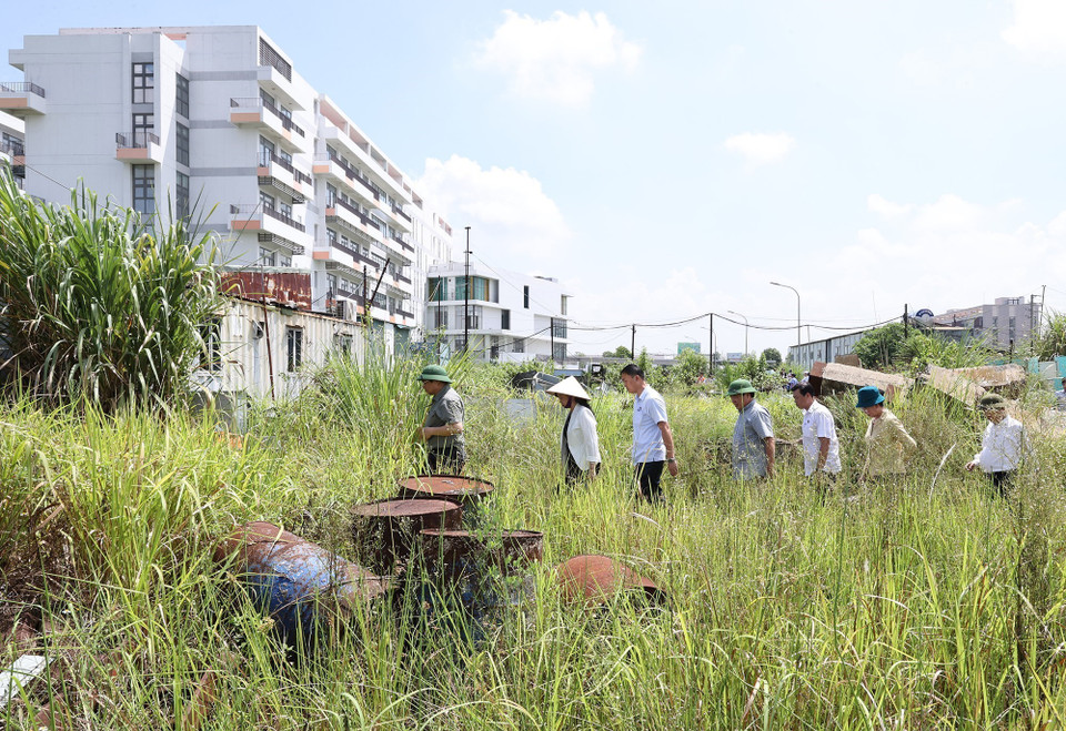 Thủ tướng Phạm Minh Chính kiểm tra thực trạng Bệnh viện Hữu nghị Việt Đức cơ sở 2 tại thành phố Phủ Lý, Hà Nam.(Ảnh: Dương Giang/TTXVN)