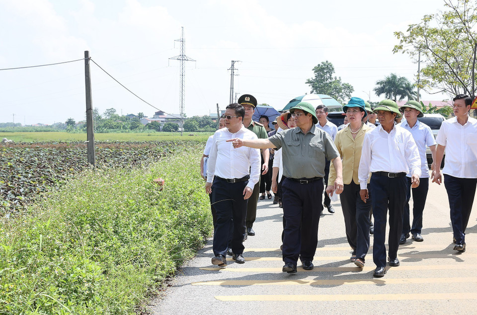 Thủ tướng Phạm Minh Chính kiểm tra thực địa khu vực dự án Bệnh viện Lão khoa cơ sở 2 tại xã Khả Phong, huyện Kim Bảng, Hà Nam. (Ảnh: Dương Giang/TTXVN)