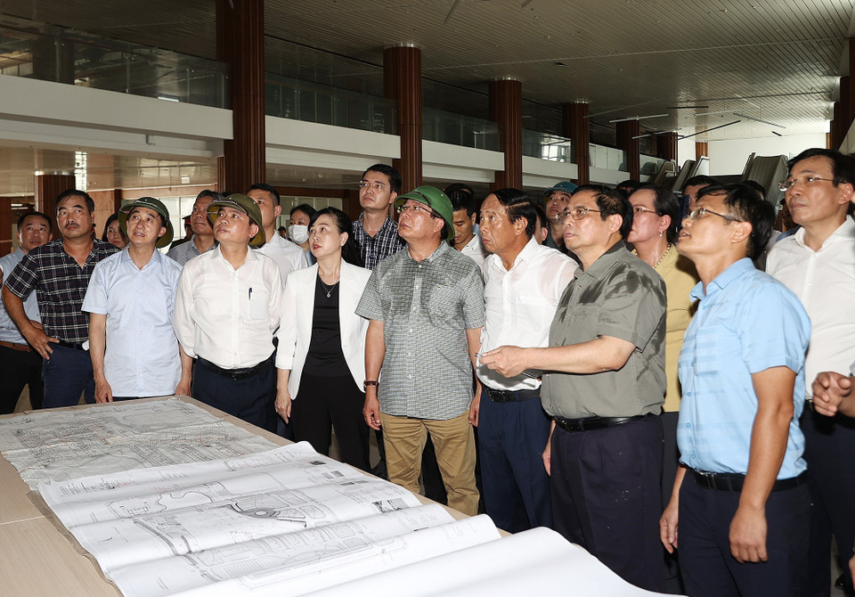 Thủ tướng Phạm Minh Chính kiểm tra thực trạng Bệnh viện Bạch Mai cơ sở 2 tại thành phố Phủ Lý, Hà Nam. (Ảnh: Dương Giang/TTXVN)