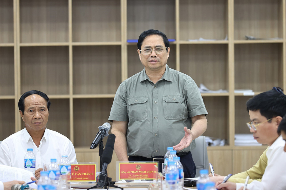 Thủ tướng Phạm Minh Chính chủ trì buổi làm việc với lãnh đạo bộ, ngành và các bệnh viện cơ sở 2 tại Hà Nam. (Ảnh: Dương Giang/TTXVN)