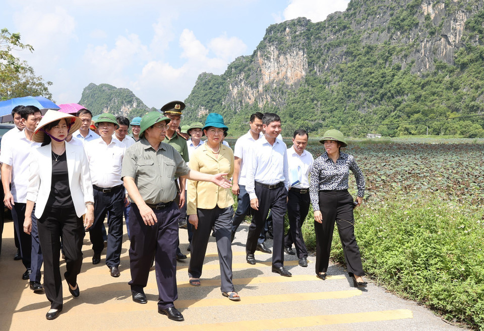 Thủ tướng Phạm Minh Chính kiểm tra thực địa khu vực dự án Bệnh viện Lão khoa cơ sở 2 tại xã Khả Phong, huyện Kim Bảng, Hà Nam. (Ảnh: Dương Giang/TTXVN)