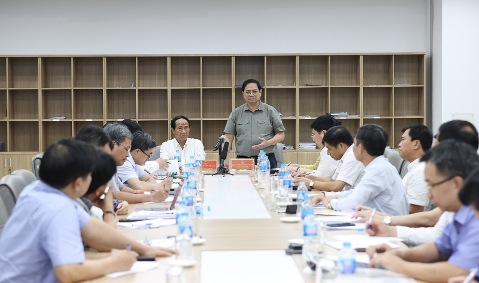 Thủ tướng Phạm Minh Chính chủ trì buổi làm việc với lãnh đạo bộ, ngành và các bệnh viện cơ sở 2 tại Hà Nam. (Ảnh: Dương Giang/TTXVN)