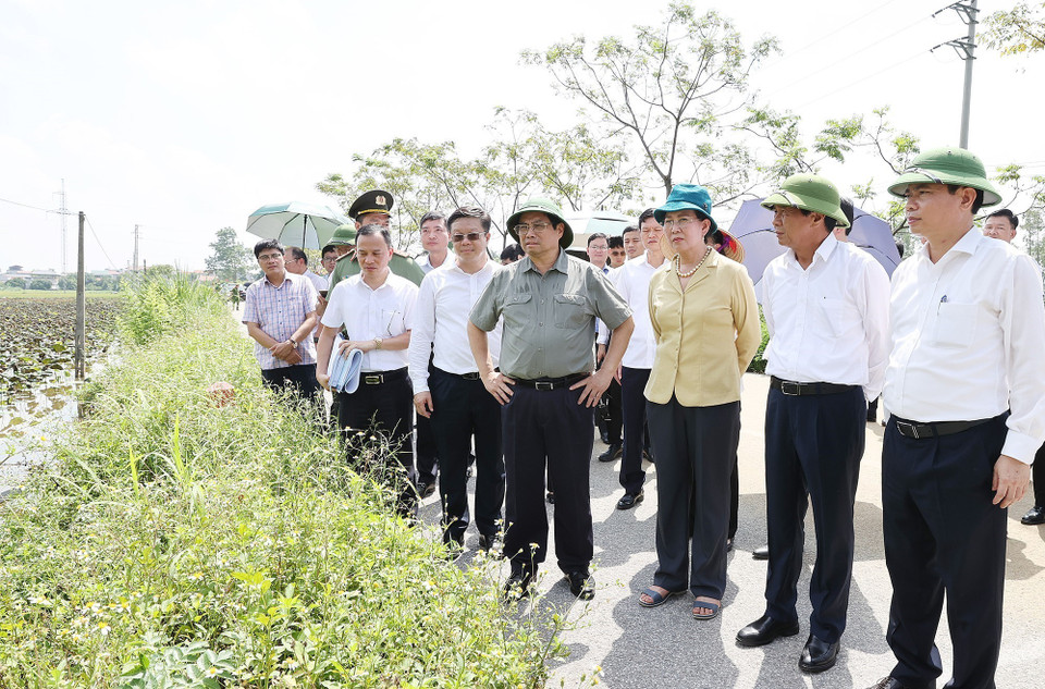 Thủ tướng Phạm Minh Chính kiểm tra thực địa khu vực dự án Bệnh viện Lão khoa cơ sở 2 tại xã Khả Phong, huyện Kim Bảng, Hà Nam. (Ảnh: Dương Giang/TTXVN)