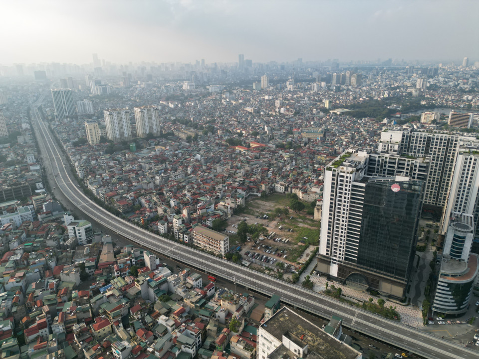 Đoạn tuyến Vành đai 2 trên cao có chiều dài hơn 5km, điểm đầu tiếp giáp phía Nam cầu Vĩnh Tuy, điểm cuối tiếp giáp với nút giao Ngã Tư Sở. Phần dưới thấp dài trên 3km, điểm đầu kết nối với cầu Vĩnh Tuy, điểm cuối tại nút giao Ngã Tư Vọng. (Ảnh: Tuấn Anh/TTXVN)