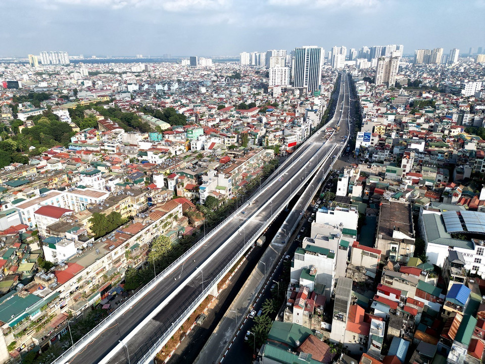 Các nhánh dẫn kết nối với tuyến đường dưới thấp tại 3 vị trí là cầu Vĩnh Tuy, Ngã Tư Vọng và Ngã Tư Sở. (Ảnh: Tuấn Anh/TTXVN)