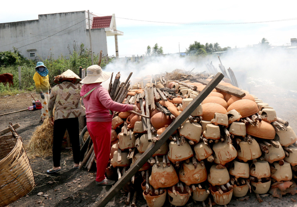 Ngoài 43 hộ làm thường xuyên, làng gốm Bình Đức còn có khoảng 60 hộ làm theo thời vụ, vào những lúc cao điểm lễ hội, Tết Nguyên đán. (Ảnh: Nguyễn Thanh/TTXVN) 