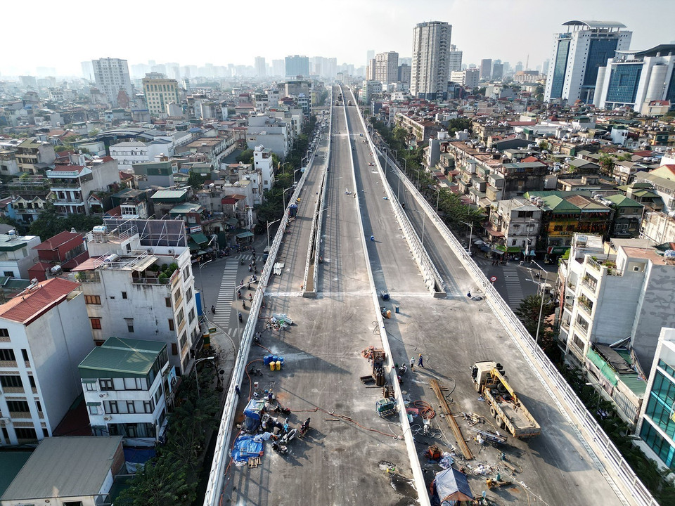 Các hạng mục trên bề mặt cầu vượt của tuyến đường bộ trên cao đang được các nhà thầu gấp rút hoàn thành. (Ảnh: Tuấn Anh/TTXVN)