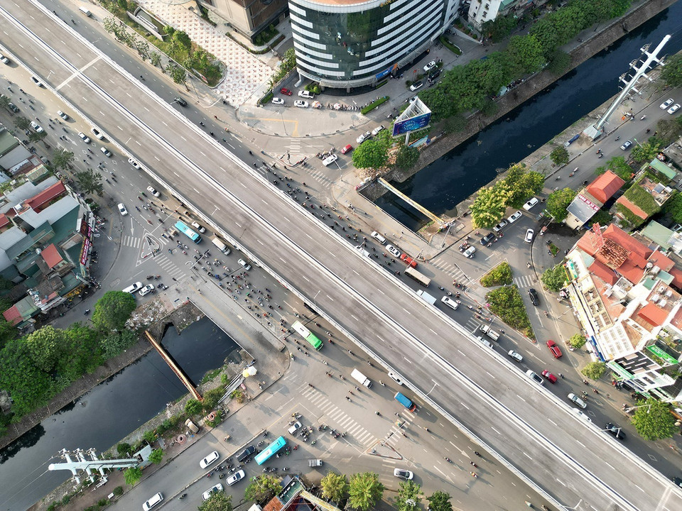 Đường Vành đai 2 trên cao đoạn chạy qua sông Kim Ngưu. (Ảnh: Tuấn Anh/TTXVN)