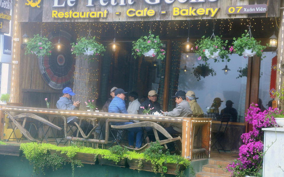  Lúc 7 giờ sáng, các trạm khí tượng trong khu vực quan trắc được nhiệt độ thấp nhất gồm Thành phố Lào Cai rét đậm 14,3 độ C; Phố Ràng (Bảo Yên) 14 độ C. Vùng núi Bắc Hà rét hại 12,8 độ C; Sa Pa giảm tới 9,2 độ C. (Ảnh: Quốc Khánh/TTXVN)