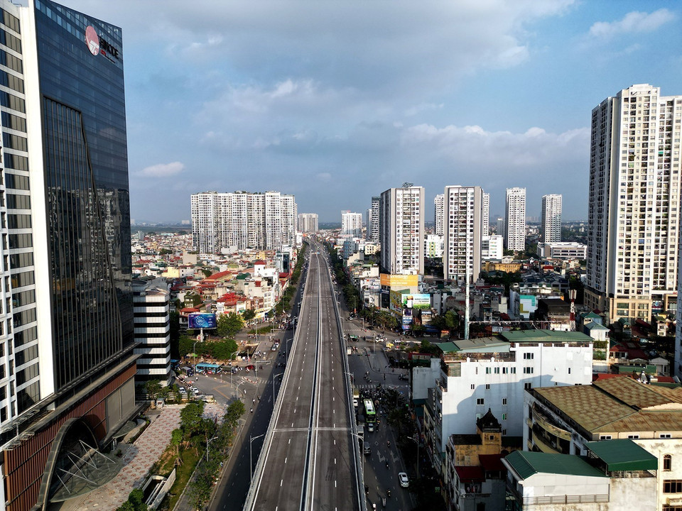 Đường Vành đai 2 trên cao đoạn chạy qua khu đô thị Times City, quận Hai Bà Trưng. (Ảnh: Tuấn Anh/TTXVN)