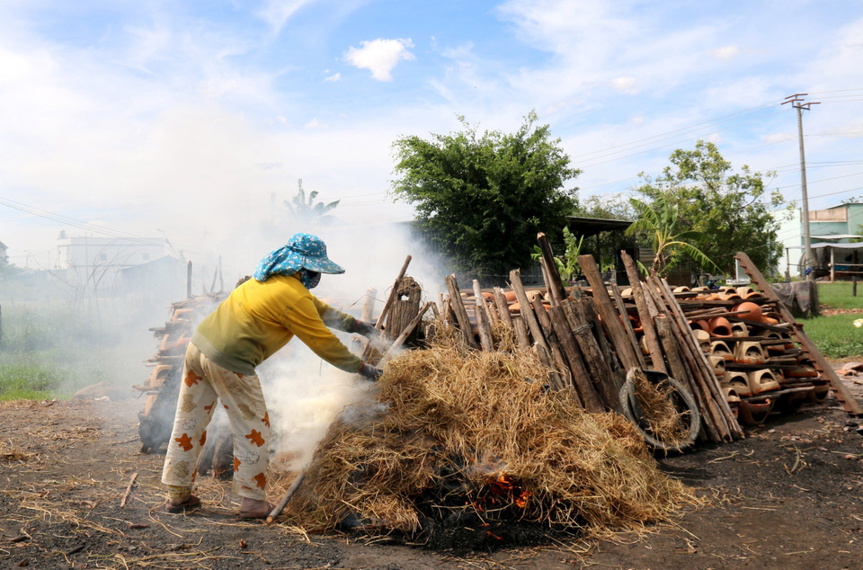 Các sảm phẩm được tập trung lại khu vực đất trống và nung vào đúng giờ trưa trong ngày. (Ảnh: Nguyễn Thanh/TTXVN)
