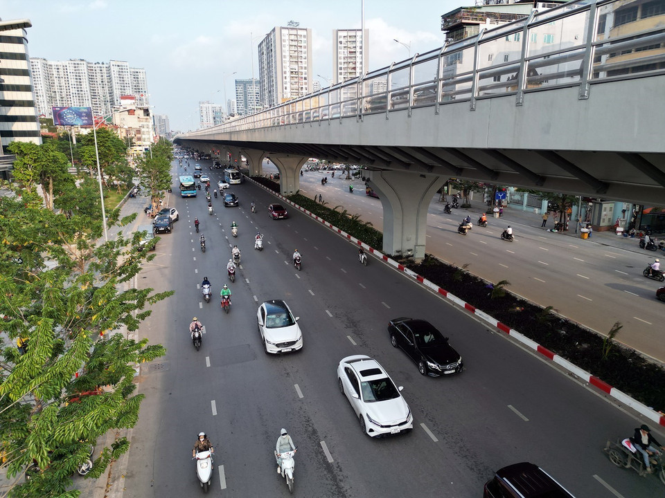 Phần đường dưới thấp kéo dài từ Vĩnh Tuy-Chợ Mơ-Ngã Tư Vọng dài 3,1km được mở rộng với mặt cắt 53,5-63,5m, quy mô 8 làn xe, có dải phân cách rộng 4m ở giữa và vỉa hè rộng 4-6m mỗi bên. (Ảnh: Tuấn Anh/TTXVN)