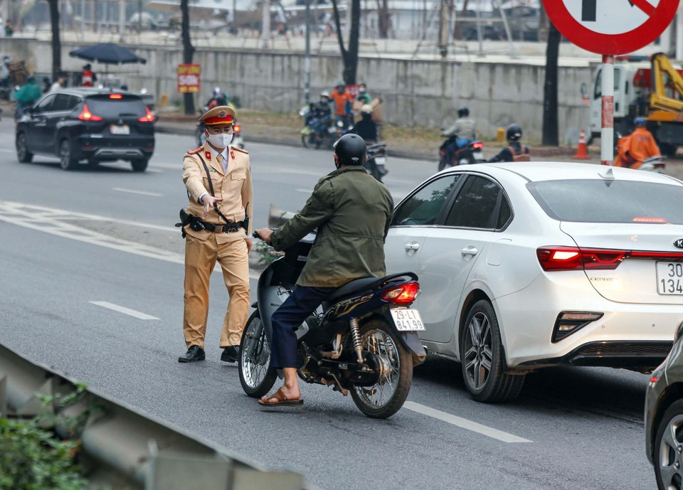 Người điều khiển xe máy đi vào cao tốc Đại lộ Thăng Long đã bị cán bộ, chiến sỹ đội Cảnh sát Giao thông số 11 dừng xe, kiểm tra và xử lý theo pháp luật. (Ảnh: Phạm Kiên/TTXVN)
