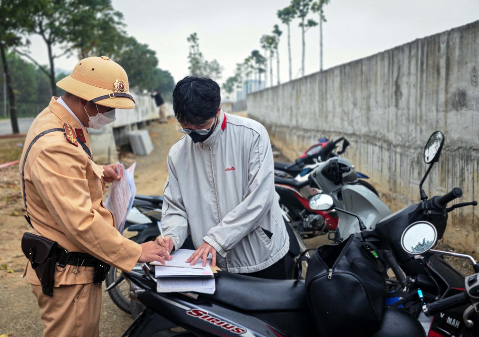 Tài xế xe máy đi vào cao tốc Đại lộ Thăng Long đã bị lực lượng Cảnh sát Giao thông lập biên bản xử lý theo pháp luật. (Ảnh: Phạm Kiên/TTXVN)
