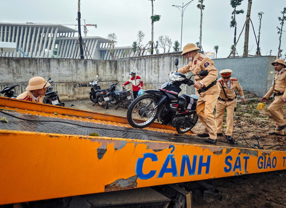 Với lỗi điều khiển xe máy đi vào cao tốc, mỗi tài xế sẽ bị phạt 2,5 triệu đồng, tước giấy phép lái xe 4 tháng và tạm giữ phương tiện trong 7 ngày. (Ảnh: Phạm Kiên/TTXVN)