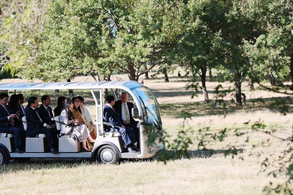 Thủ tướng Phạm Minh Chính cùng Phu nhân và Toàn quyền Australia David Hurley cùng Phu nhân tham quan Phủ Toàn quyền. (Ảnh: Dương Giang/TTXVN)