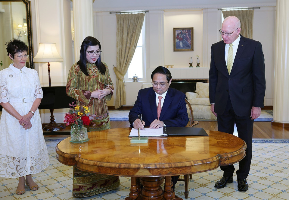 Thủ tướng Phạm Minh Chính ký sổ lưu niệm. (Ảnh: Dương Giang/TTXVN)