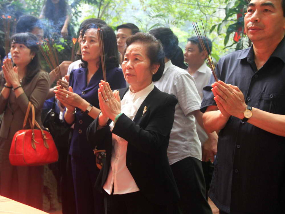 Phó Chủ tịch nước Nguyễn Thị Doan và các đại biểu dâng hương tại Đền Trần sau khi thỉnh chuông. (Ảnh: Xuân Mai/Vietnam+)