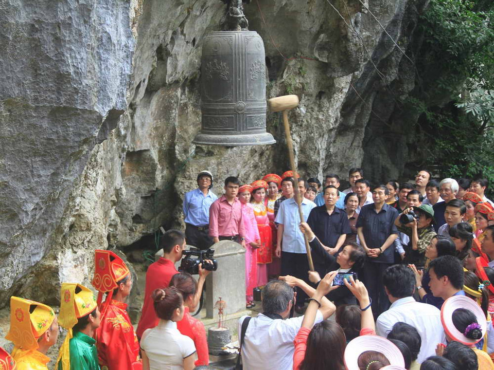 Phó Chủ tịch nước Nguyễn Thị Doan thỉnh chuông khai hội. (Ảnh: Xuân Mai /Vietnam+)