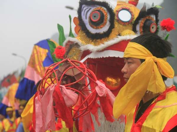 Đội múa rồng đã sẵn sàng. (Ảnh: Xuân Mai/Vietnam+)