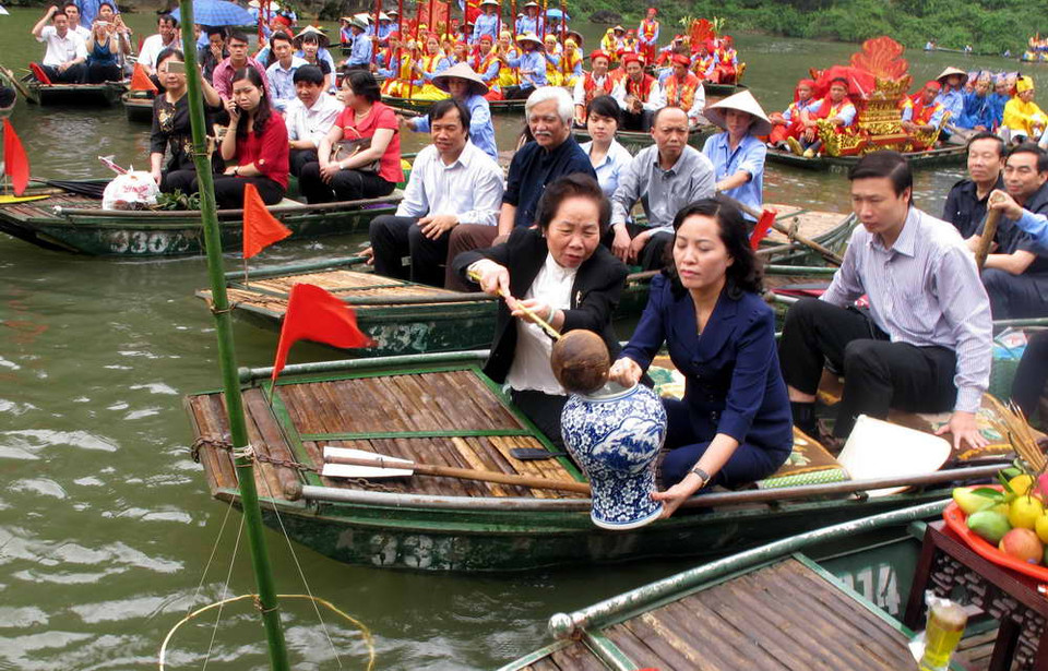 Phó Chủ tịch nước Nguyễn Thị Doan thực hiện lễ rước nước. (Ảnh: Đạt Vũ/Vietnam+)