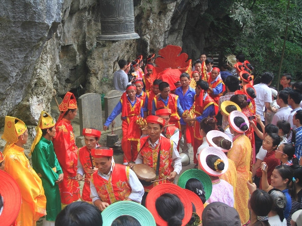 Kiệu rước "ông lợn" vào tới Đền Trần. (Ảnh: Xuân Mai/Vietnam+)