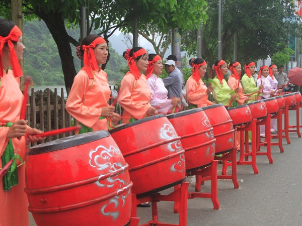 Hơn 40 tay trống của Làng trống Đọi Tam, tỉnh Hà Nam cũng đến góp vui. (Ảnh: Xuân Mai/Vietnam+)