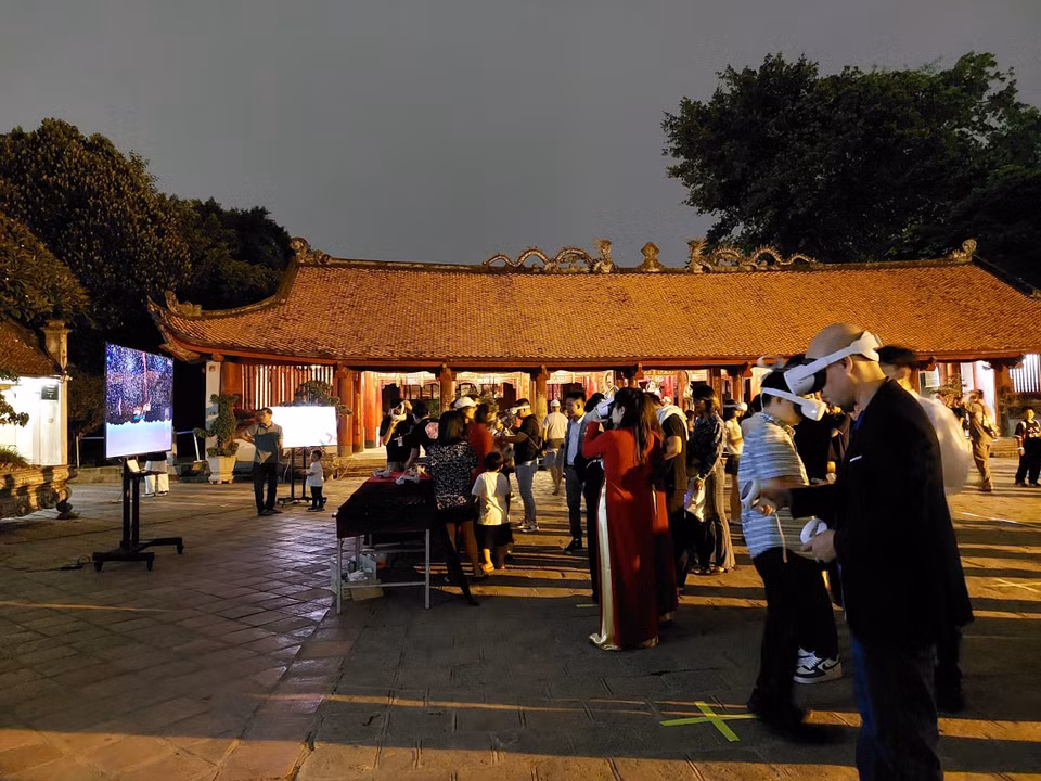Du khách trải nghiệm tại Tour Đêm Văn Miếu-Quốc Tử Giám. (Ảnh: Đinh Thuận/TTXVN)