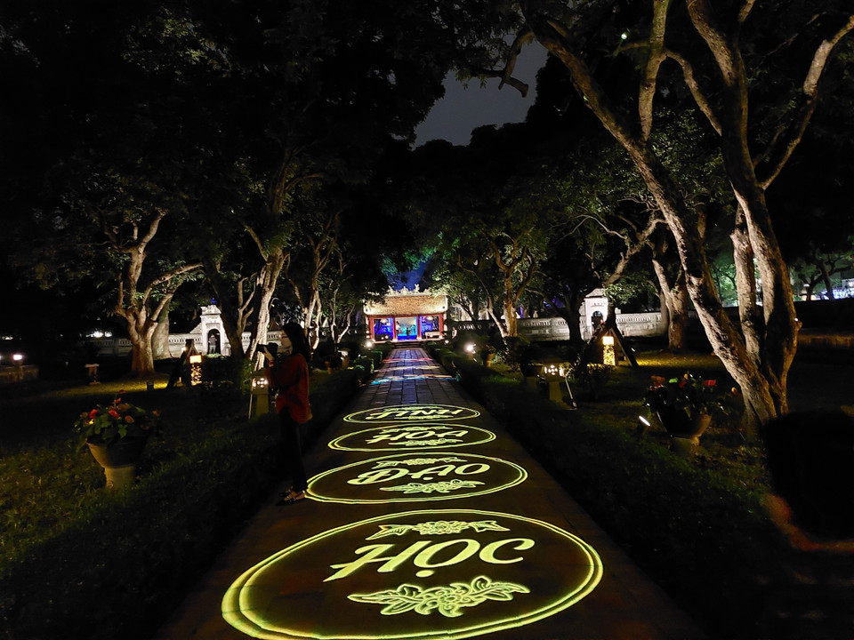 Không gian Di tích Văn Miếu-Quốc Tử Giám lung linh về đêm. (Ảnh: Đinh Thuận/TTXVN)