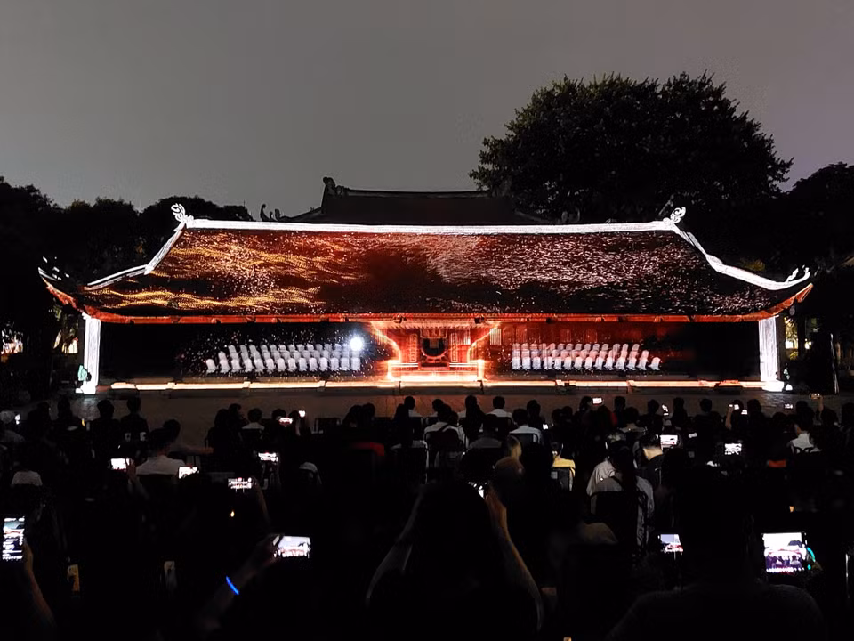 Trình chiếu show Mapping 3D tại khu vực Sân Thái học Di tích Văn Miếu-Quốc Tử Giám. (Ảnh: Đinh Thuận/TTXVN)