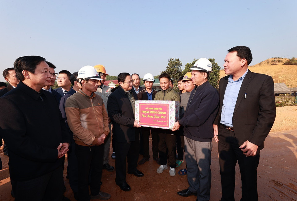 Thủ tướng Phạm Minh Chính tặng quà chúc Tết công nhân Dự án đầu tư xây dựng đường cao tốc Tuyên Quang-Phú Thọ đoạn qua tỉnh Phú Thọ. (Ảnh: Dương Giang/TTXVN)