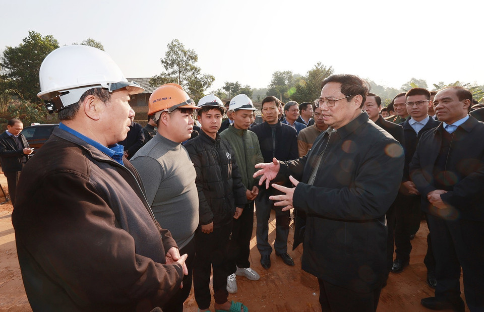 Thủ tướng Phạm Minh Chính kiểm tra Dự án đầu tư xây dựng đường cao tốc Tuyên Quang-Phú Thọ đoạn qua tỉnh Phú Thọ. (Ảnh: Dương Giang/TTXVN)