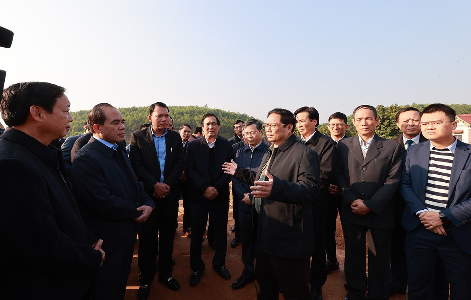Thủ tướng Phạm Minh Chính kiểm tra Dự án đầu tư xây dựng đường cao tốc Tuyên Quang-Phú Thọ đoạn qua tỉnh Phú Thọ. (Ảnh: Dương Giang/TTXVN)