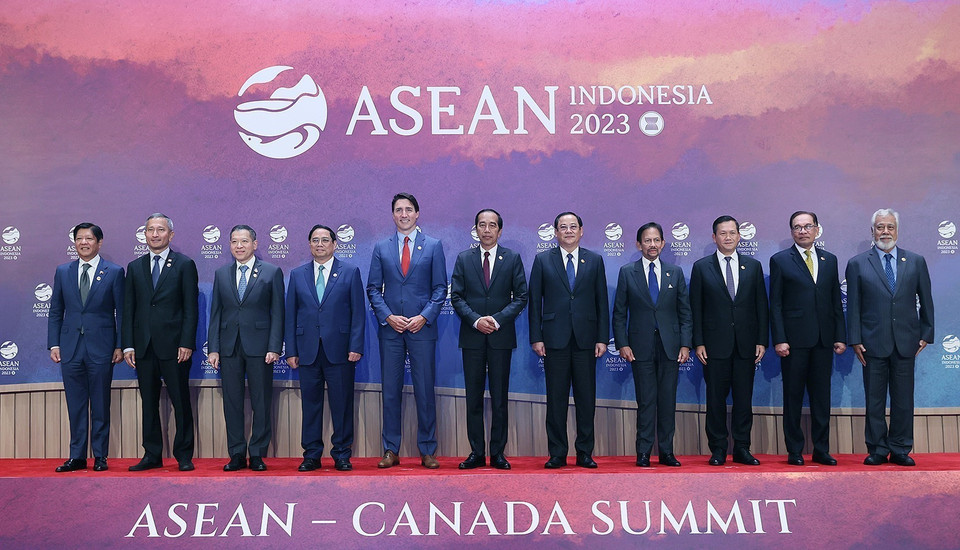 Thủ tướng Phạm Minh Chính và các Trưởng đoàn tham dự Hội nghị Cấp cao Đặc biệt ASEAN-Canada chụp ảnh chung. (Ảnh: Dương Giang/TTXVN)