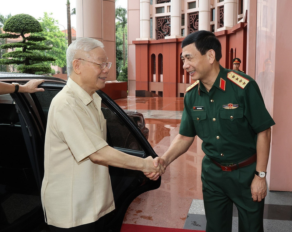 Đại tướng Phan Văn Giang, Ủy viên Bộ Chính trị, Phó Bí thư Quân ủy Trung ương, Bộ trưởng Bộ Quốc phòng đón Tổng Bí thư Nguyễn Phú Trọng, Bí thư Quân ủy Trung ương đến dự hội nghị. (Ảnh: Trí Dũng/TTXVN)