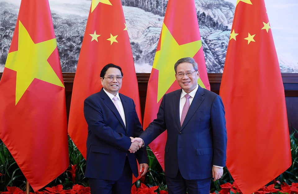 Thủ tướng Phạm Minh Chính và Thủ tướng Trung Quốc Lý Cường. (Ảnh: Dương Giang/TTXVN)