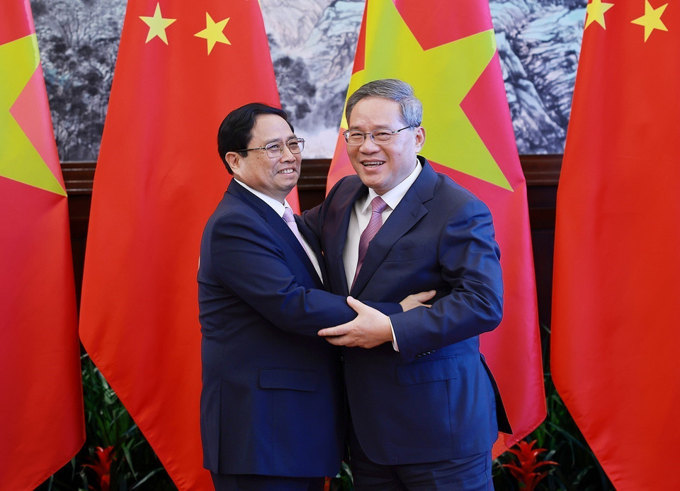 Thủ tướng Phạm Minh Chính và Thủ tướng Trung Quốc Lý Cường. (Ảnh: Dương Giang/TTXVN)