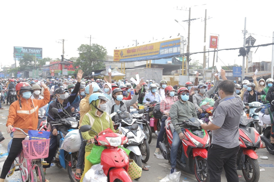 Hàng nghìn người dân tự phát chạy xe máy về quê bị kẹt lại tại khu vực Thị trấn Tân Túc, huyện Bình Chánh, Thành phố Hồ Chí Minh. (Ảnh: Xuân Tình/TTXVN)