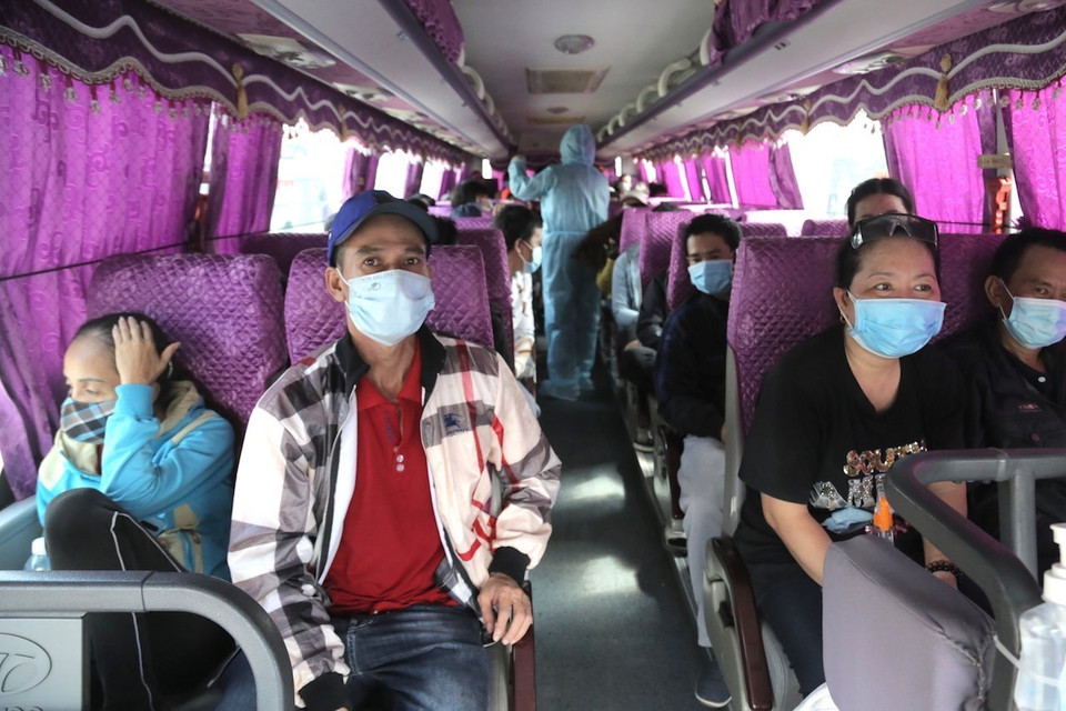 Người dân được chở về quê bằng xe ôtô. (Ảnh: TTXVN phát)