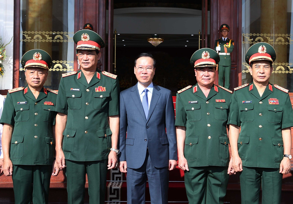 Chủ tịch nước Võ Văn Thưởng và Bộ trưởng Bộ Quốc phòng Phan Văn Giang với lãnh đạo Bộ Tư lệnh Quân khu 2. (Ảnh: Thống Nhất/TTXVN)