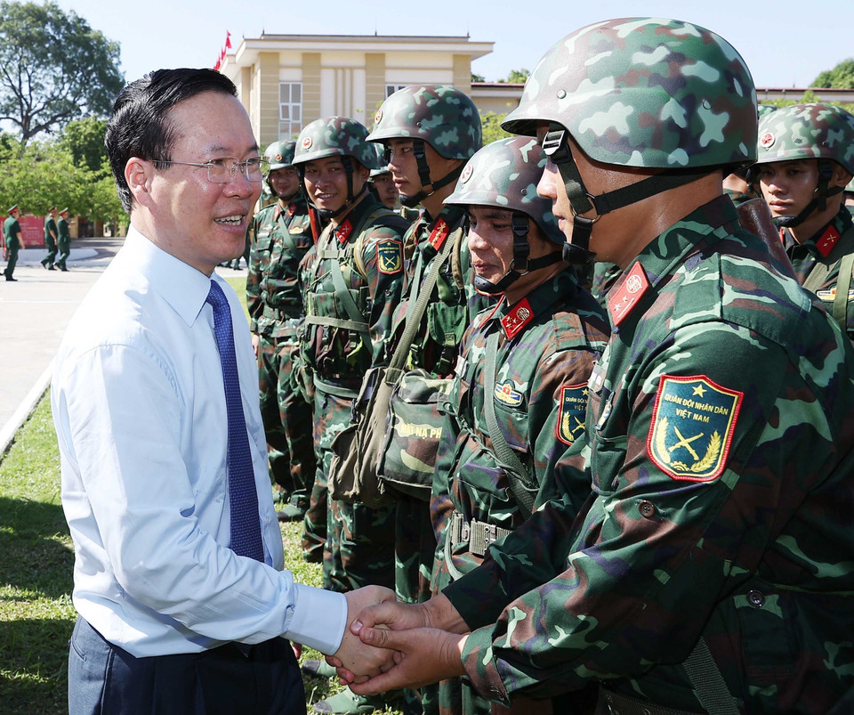 Chủ tịch nước Võ Văn Thưởng kiểm tra công tác sẵn sàng chiến đấu tại Lữ đoàn thông tin 604, Quân khu 2. (Ảnh: Thống Nhất/TTXVN)