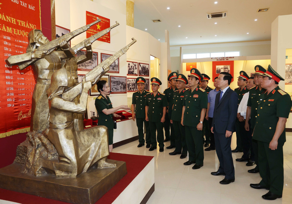 Chủ tịch nước Võ Văn Thưởng thăm Bảo tàng Quân khu 2. (Ảnh: Thống Nhất/TTXVN)