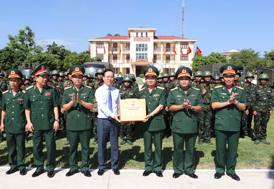 Chủ tịch nước Võ Văn Thưởng kiểm tra công tác sẵn sàng chiến đấu và tặng quà cho Lữ đoàn thông tin 604, Quân khu 2. (Ảnh: Thống Nhất/TTXVN)