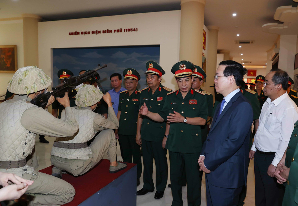 Hình ảnh Chủ tịch nước Võ Văn Thưởng thăm Bảo tàng Quân khu 2. (Ảnh: Thống Nhất/TTXVN)
